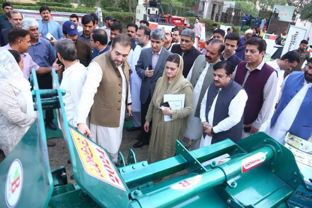 Punjab govt provides Pak Seeders, Rice Straw Shredders to farmers